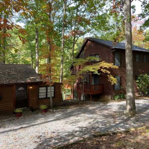 The small cabin on the left is home to the neighbors.  Please note how close they are to the main house and that the driveway is shared!