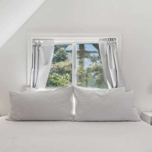 Bedroom 1: open loft, queen bed