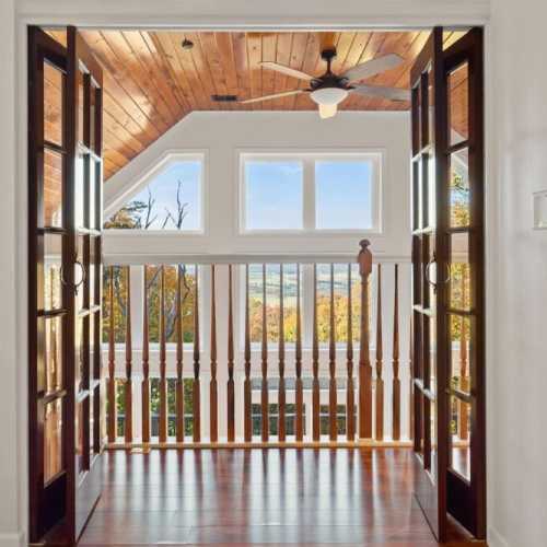 Bedroom #1: top floor, queen bed with en suite bathroom