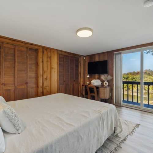 Bedroom 2: King bed, 2nd floor, balcony overlooking the river!
