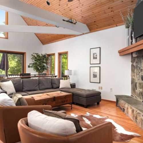 Gather in the living room while meals are prepped and enjoy a board game or log into your streaming account to pick up where you left off on Bridgerton!