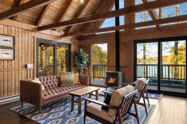 Cozy Cabin Hidden Away on a Lake!