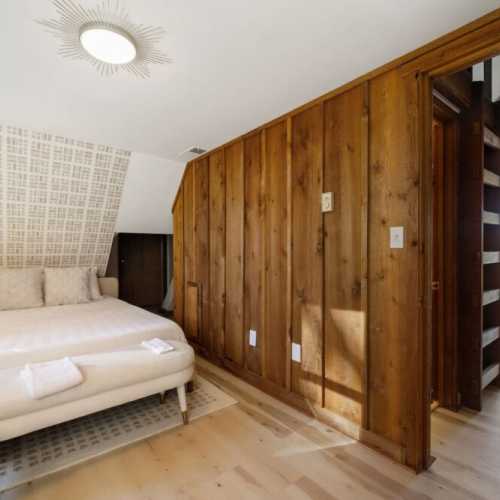 Bedroom 3: Queen bed, 2nd floor