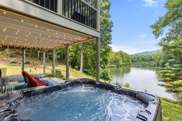 Peaceful Lakefront Cottage with Mountain Views!