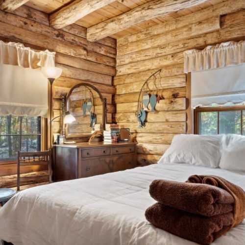 Bedroom 2: Queen bed on the main floor