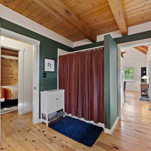 Bathroom 1: Main floor