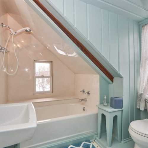 Bathroom #4: full bathroom with shower, en suite to bedroom #5 on the 3rd floor