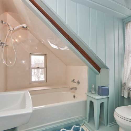 Bathroom #4: full bathroom with shower, en suite to bedroom #5 on the 3rd floor