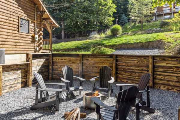 Woodpecker Woods – Cozy Log Cabin w/ Hot Tub!