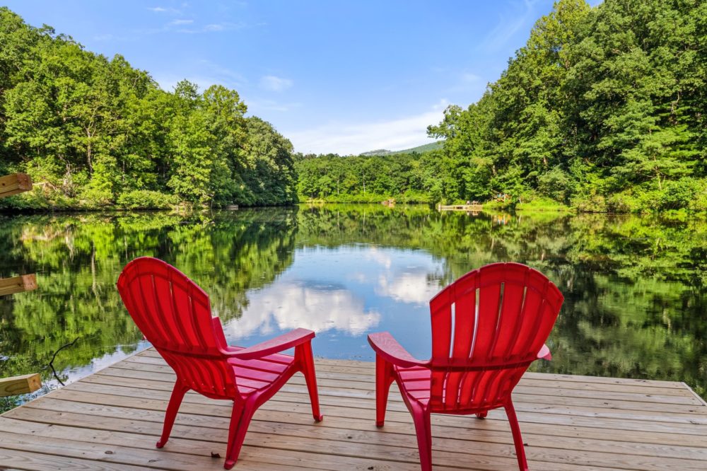 *NEW* Peaceful Lakefront Cottage with Blue Ridge Mountain Views!